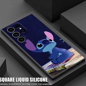 Può includere: Custodia per telefono con Stitch, il personaggio blu di Lilo & Stitch, su sfondo di notte stellata. Il design è blu e viola. Il testo "SQUARE LIQUID SILICONE" e "ORIGINAL SHOCKPROOF SILICONE COVER FOR SAMSUNG" è visibile in basso.