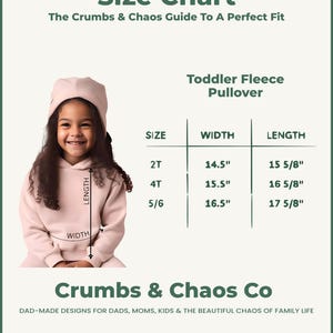 Puede incluir: Tabla de tallas para un jersey de forro polar para ni&ntilde;os peque&ntilde;os, con medidas en pulgadas. La tabla incluye las tallas 2T, 4T y 5/6, con las medidas correspondientes de ancho y largo. Un ni&ntilde;o peque&ntilde;o modela el jersey.