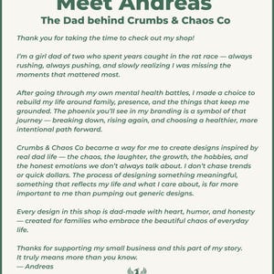 Puede incluir: Texto sobre un fondo verde que dice: "Meet Andreas, The Dad behind Crumbs & Chaos Co." El texto describe los or&iacute;genes de la tienda, el viaje del propietario y la inspiraci&oacute;n detr&aacute;s de los dise&ntilde;os, enfatizando la familia y el dise&ntilde;o significativo.