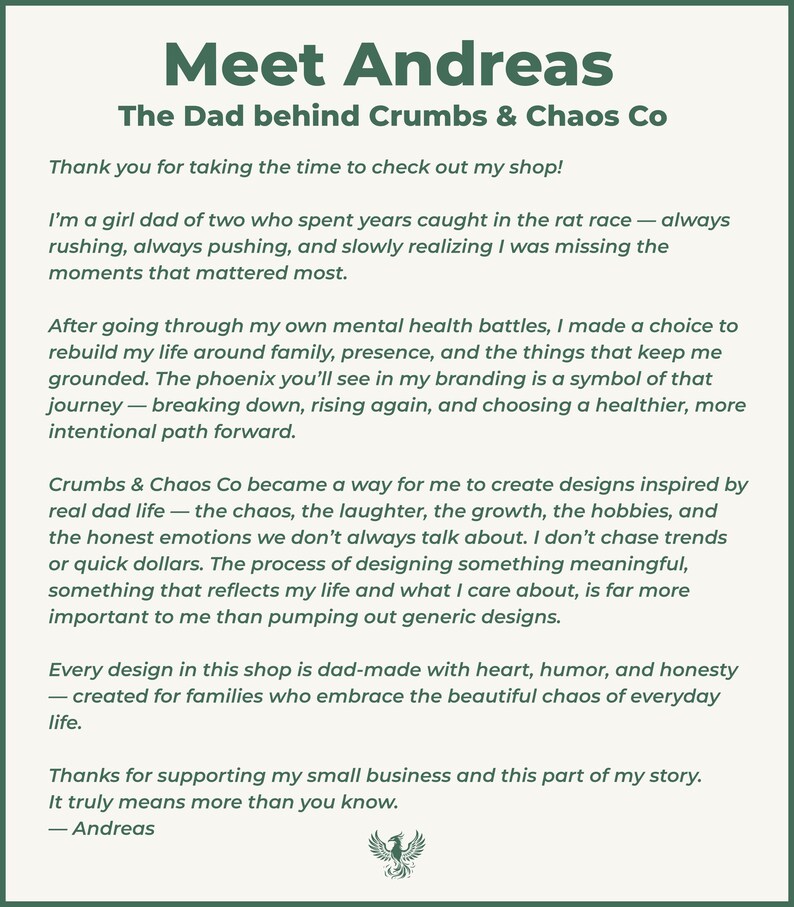 Puede incluir: Texto sobre un fondo verde que dice: "Meet Andreas, The Dad behind Crumbs & Chaos Co." El texto describe los or&iacute;genes de la tienda, el viaje del propietario y la inspiraci&oacute;n detr&aacute;s de los dise&ntilde;os, enfatizando la familia y el dise&ntilde;o significativo.