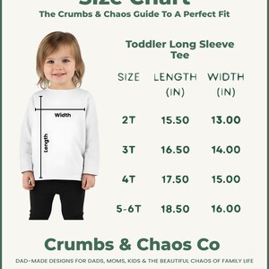 Puede incluir: Una camiseta blanca de manga larga para ni&ntilde;os peque&ntilde;os con una tabla de tallas. La tabla muestra las medidas de largo y ancho en pulgadas para las tallas 2T a 5-6T. El texto dice "Crumbs & Chaos Co" y "Dad-Made Designs for Dads, Moms, Kids & the Beautiful Chaos of Family Life."