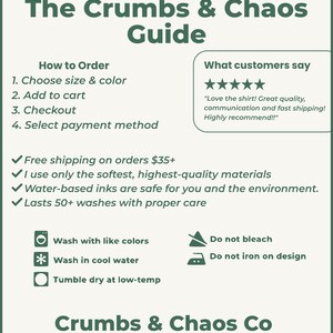 Puede incluir: Una gu&iacute;a verde claro titulada "The Crumbs & Chaos Guide" con instrucciones sobre c&oacute;mo realizar un pedido, rese&ntilde;as de clientes e instrucciones de cuidado. El texto tambi&eacute;n incluye el nombre y el lema de la empresa.