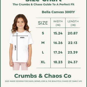 Puede incluir: Tabla de tallas de camisetas blancas con medidas en pulgadas. La tabla incluye tallas S, M, L y XL, con medidas de ancho y largo correspondientes. El texto "Crumbs & Chaos Co" est&aacute; en la parte inferior.