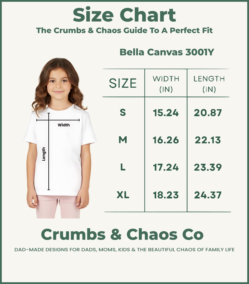 Puede incluir: Tabla de tallas de camisetas blancas con medidas en pulgadas. La tabla incluye tallas S, M, L y XL, con medidas de ancho y largo correspondientes. El texto "Crumbs & Chaos Co" est&aacute; en la parte inferior.