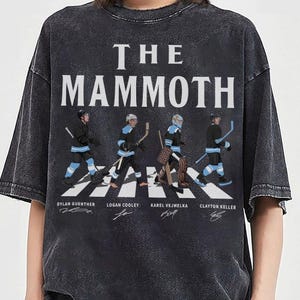 Camiseta de hockey sobre hielo Utah Walking Road Signatures, regalo unisex de Clayton Keller y Logan Cooley para aficionados al hockey. imagen 3