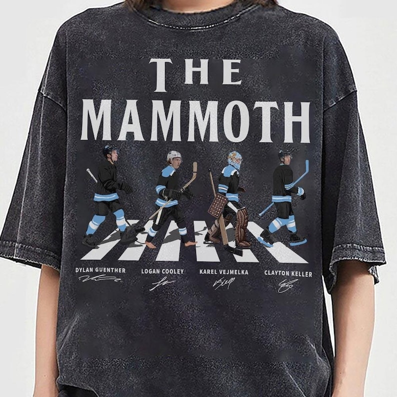 Camiseta de hockey sobre hielo Utah Walking Road Signatures, regalo unisex de Clayton Keller y Logan Cooley para aficionados al hockey. imagen 3