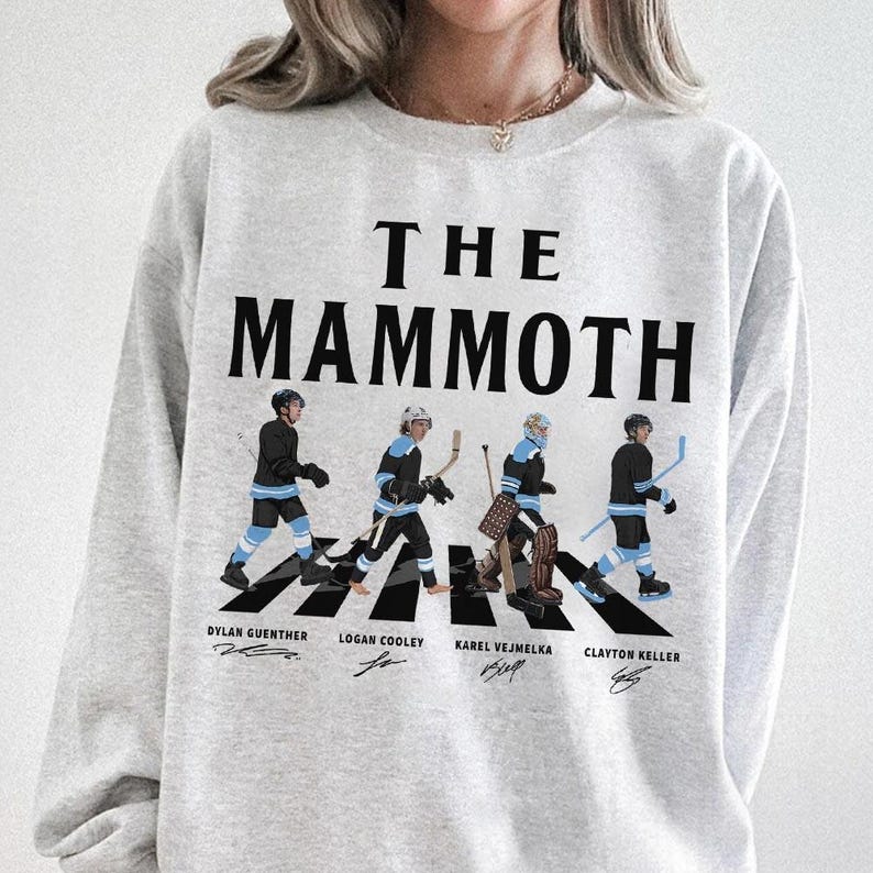 Camiseta de hockey sobre hielo Utah Walking Road Signatures, regalo unisex de Clayton Keller y Logan Cooley para aficionados al hockey. imagen 5