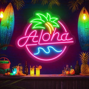 Op de afbeelding: Een roze neonbord met het woord "Aloha", omgeven door een cirkel met een palmboom en golven. Twee verlichte surfplanken flankeren de scène. Drankjes, fruit en een bar completeren het beeld.