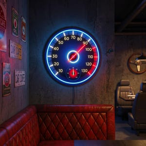 Peut inclure: Une horloge murale n&eacute;on en forme de compteur de vitesse, avec un design bleu et rouge. Le cadran affiche des chiffres jusqu'&agrave; 130. L'aiguille rouge indique 90. L'horloge est fix&eacute;e sur un mur gris fonc&eacute;, avec des enseignes vintage.