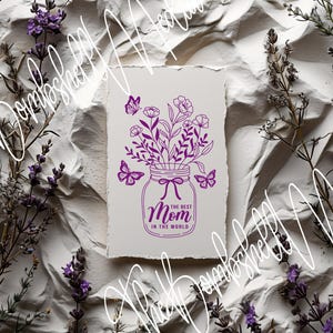 Plantilla editable para tarjeta del Día de la Madre, tarjeta imprimible con flores moradas para mamá, la mejor mamá del mundo, descarga instantánea del archivo Templett.