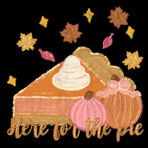 Peut inclure: Une part de tarte &agrave; la citrouille avec de la cr&egrave;me fouett&eacute;e et deux mini citrouilles, entour&eacute;e de feuilles d'automne et de paillettes dor&eacute;es. Le texte "Here for the pie" est &eacute;crit sous la tarte.