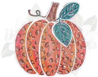 Peut inclure: Une peinture à l'aquarelle d'une citrouille avec une tige marron et des feuilles vertes. La citrouille est orange avec des taches marron et des contours blancs. Le fond est blanc avec un motif floral pâle.