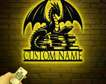 Custom Book Dragon Metallschild mit Led-Leuchten, personalisierte Bookish Dragon Wandkunst, Buch-Liebhaber-Geschenke, Lesegeschenke, Bibliotheks-Dekor