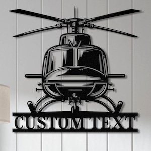 Könnte beinhalten: Schwarze Metallsilhouette eines Hubschraubers mit einem personalisierten Textbanner darunter. Das Banner lautet "CUSTOM TEXT".