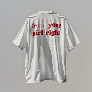 Puede incluir: Camiseta blanca con texto rojo que dice "treat your girl right" en la espalda.