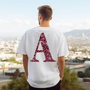 Personnalisé ! T-shirt pour petit ami, t-shirt prénom petite amie, rouge à lèvres imprimé bisous, chemise bisous, cadeau pour partenaire, chemise avec 1ère lettre du nom