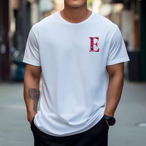 ¡Personalizada! Camiseta para novio, camiseta con nombre de novia, estampado de beso de lápiz labial, camiseta de besos, regalo para pareja, camiseta con la primera letra del nombre
