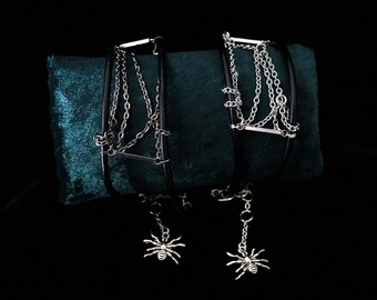 Pulsera de cuero artesanal con diseño de telaraña - Estilo gótico alternativo - "Creación de Neith"