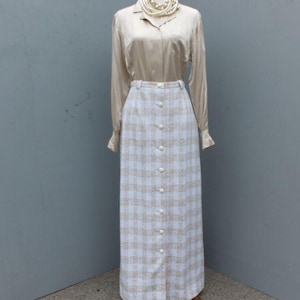 1970-tals RHODES polyesterstickad brun- och vitrutig maxikjol -- knäppt framtill, bälteshällor, lång kjol i bohemisk stil, midja 68 cm