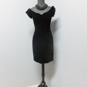 Vestido de veludo preto vintage dos anos 1960/70 por Ann Taylor, vestido de coquetel sexy com silhueta lápis fora do ombro, vestido de jantar, pequeno