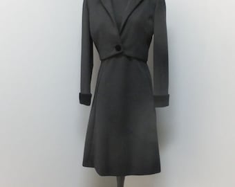 Vestido vintage de dos piezas de los años 70, Elizabeth Arden Nueva York. Vestido de punto negro con chaqueta corta a juego, cuello y puños de terciopelo. Diseñador de alta gama.