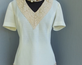 Vintage 1970s 2pc. Suit, CREAMY WHITE Knit Suit, Summer Fashion, Crochet Trim,  SIZE 12