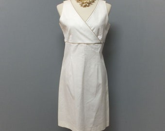 Vestido recto blanco sin mangas IZOD de los años 80/90 con escote en V y detalles en beige, algodón y elastano, talla 10
