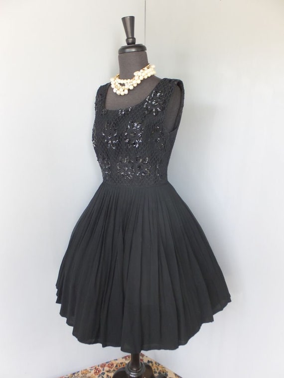 Vintage 1950s Fit and Flare, New Look, Black Circ… - image 2