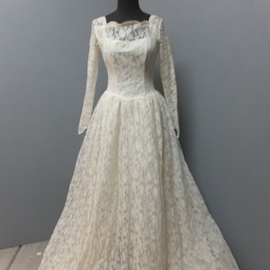 Beautiful Ivory Lace Wedding Gown with Tiered Tulle & Lace Train, Small Bust 34