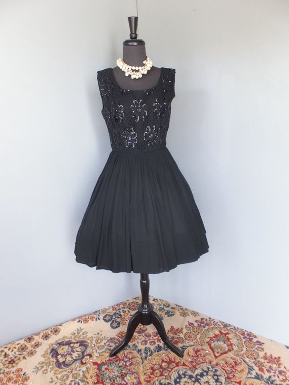 Vintage 1950s Fit and Flare, New Look, Black Circ… - image 1