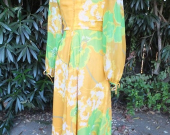 1970 年代のヴィンテージドレス、グリーンとゴールドの花柄シフォン
