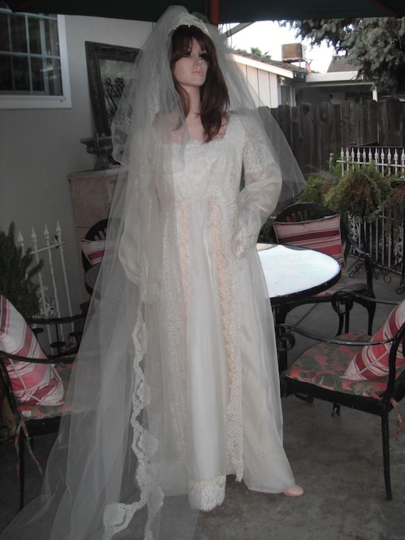 1970s Wedding Gown w/Matching Veil, Lace Gown, Ivo