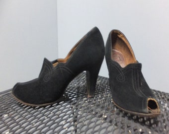 Vintage jaren 40-schoenen, zwartleren suède pumps met open neus en dikke hak, Parijse modeschoenen, Fifth Avenue-stijlen