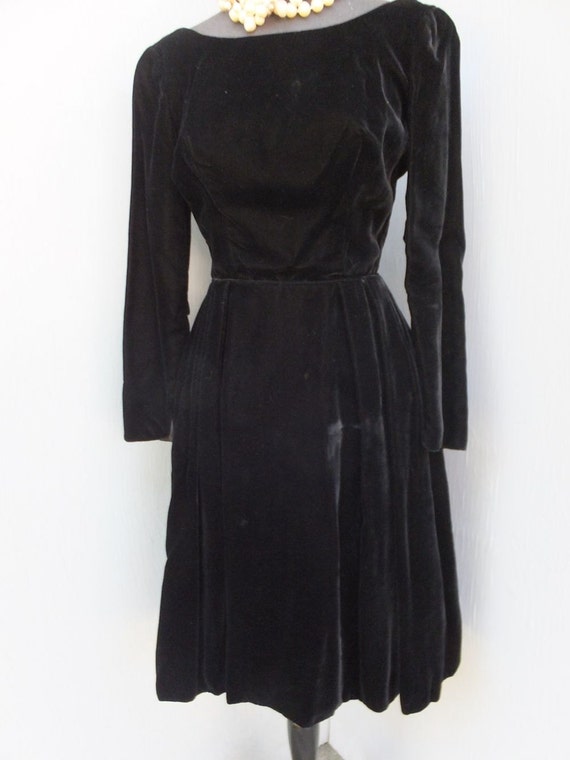 Vintage 1950s Black Velvet Dress, Scoop Neckline,… - image 3