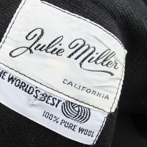 Puede incluir: Etiqueta blanca con texto negro que dice "Julie Miller California The World's Best 100% Pure Wool".