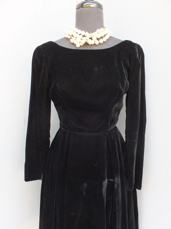 Vintage 1950s Black Velvet Dress, Scoop Neckline,… - image 1