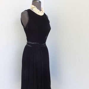 Robe vintage des années 1950, velours noir, fête, rockabilly, jupe circulaire... Coupe ajustée et évasée, LBD, cocktail, dîner, après six heures, vacances