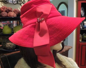 Sombrero vintage, I. Magnin Importers, sombrero flexible de terciopelo rojo, estilo cloche, ala ancha de 4 pulgadas, circunferencia de 20 pulgadas.