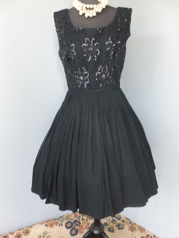 Vintage 1950s Fit and Flare, New Look, Black Circ… - image 7