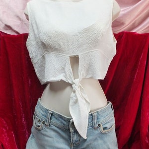 Vintage 1990s Sleeveless Summer Crop Top by Ripe Clothing, WHITE Sleeveless Shell w/cutout Keyhole, Sportswear, Casual Weekend, 36 bust