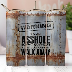 Może przedstawiać: Trzy kubki ze stali nierdzewnej z rustykalnym wzorem metalu. Kubki mają czarny znak ostrzegawczy z napisem "WARNING I'M AN ASSHOLE SO IF YOU DON'T WANT YOUR FEELINGS HURT WALK AWAY".