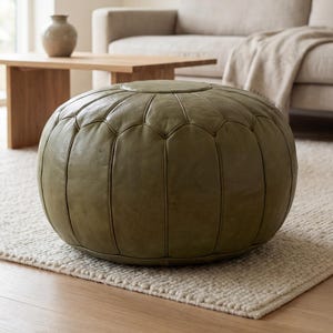 Puf otomano artesanal em couro marroquino genuíno verde-oliva | Apoio para os pés em couro verde-oliva | Almofada de chão boho para sala de estar