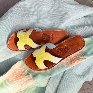 Sandales en cuir marocaines faites à la main - Chaussures à enfiler pour femme jaunes en relief python - Sandales plates d'été artisanales, confortables et respirantes