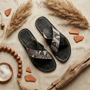 Handgemaakte Marokkaanse leren sandalen voor dames – zwarte gekruiste sandalen met slangenleer detail – echte platte bohoschoenen van runderleer