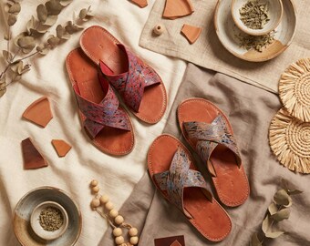 Sandales à brides croisées en cuir à motifs marocains faites main - Claquettes en cuir imprimées artistiques pour femmes, sandales d'été minimalistes bohèmes
