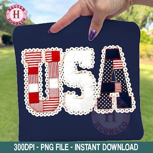 Può includere: Un quadrato blu navy con la scritta "USA" in lettere patchwork. Le lettere sono decorate con strisce rosse e bianche, stelle bianche su sfondo blu navy e bordi in pizzo bianco. L'immagine include anche il testo "300DPI - PNG FILE - INSTANT DOWNLOAD".