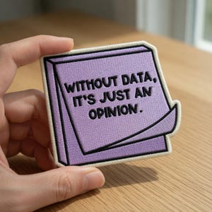 Könnte beinhalten: Gestickter Aufnäher in Form eines lila Haftnotizblocks mit dem Text "WITHOUT DATA, IT'S JUST AN OPINION." Der Aufnäher hat einen schwarzen Rand und eine weiße Rückseite. Die Ecke der Haftnotiz ist abgezogen.