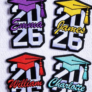 Peut inclure: Quatre écussons de graduation brodés avec des noms et l'année 2026. Chaque écusson présente un chapeau de graduation violet, jaune, rouge et turquoise, avec des glands assortis. Les noms incluent Emma, James, William et Charlotte.