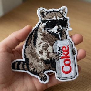 Broderad tvättbjörnslapp med Diet Coke, tvättbjörnslapp med gångjärn, Meme Genz Dank Tvättbjörnar, rolig djurälskarlapp