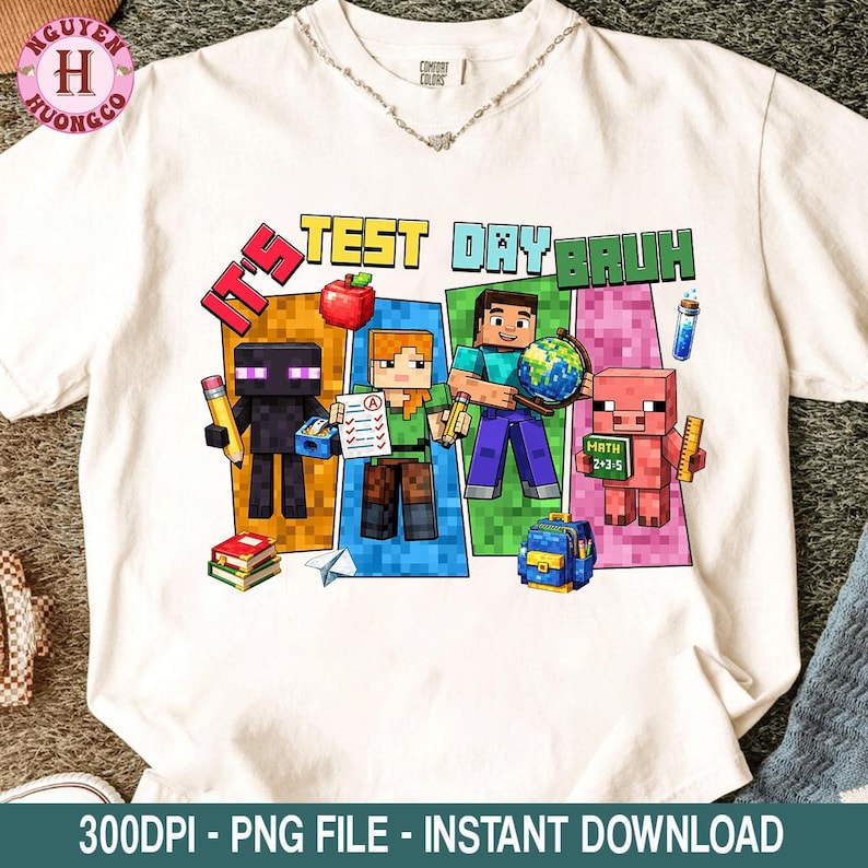 Puede incluir: Camiseta blanca con un gr&aacute;fico colorido que presenta personajes pixelados y el texto "IT'S TEST DAY BRUH". El dise&ntilde;o incluye una manzana, libros, un globo terr&aacute;queo y una mochila. La camiseta es de la marca Comfort Colors.